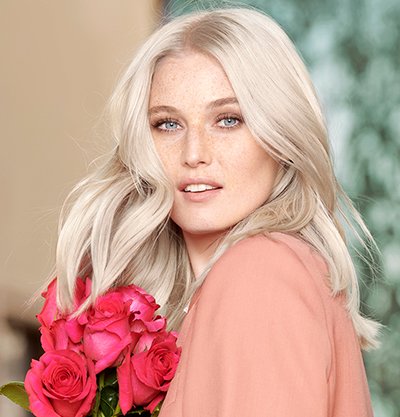 Vrouw staand met blond haar 400x417